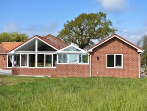 Exterior - A wonderful choice for an escape with friends. (Cowes)