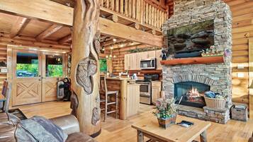 Smart TV, chimenea y libros