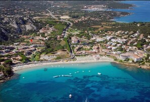 Una spiaggia nelle vicinanze