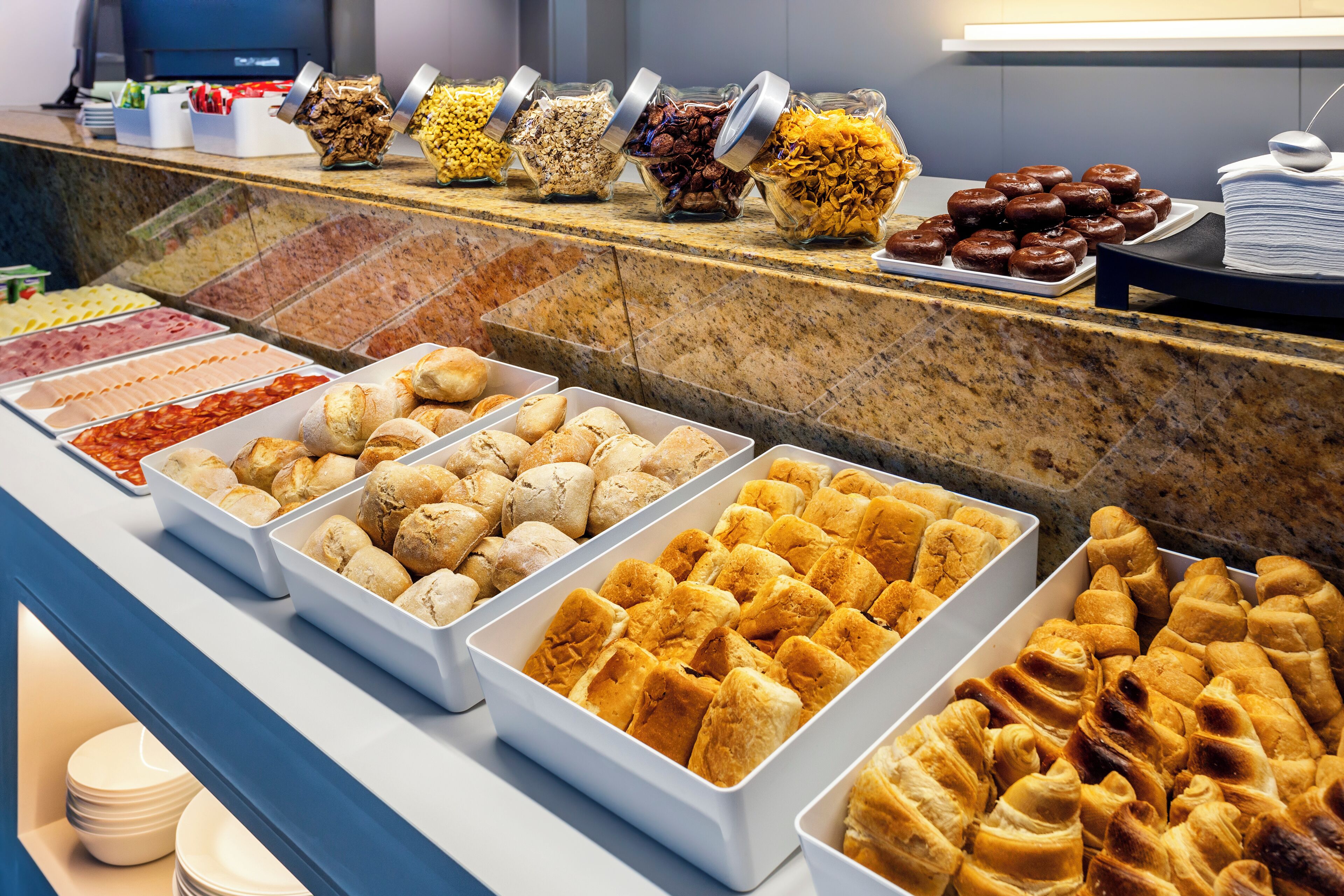 Colazione a buffet, servita tutte le mattine (9.50 EUR a persona) 