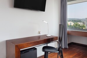 Leilighet – standard | Skrivebord, skrivebord for bærbar PC, blendingsgardiner og lydisolert