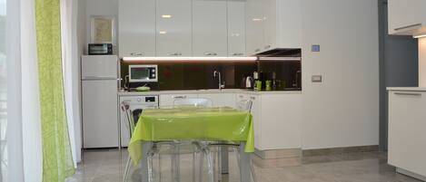 Fridge, microwave, stovetop, dishwasher