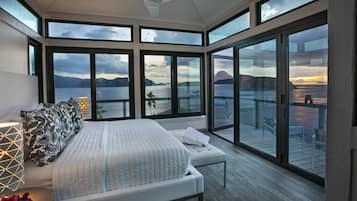 5 habitaciones, escritorio y tabla de planchar con plancha