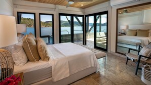 Un dormitorio con cama, ventilador de techo y vista al lago.