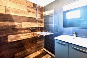 Shower, hair dryer, bidet, towels