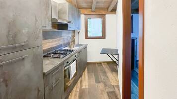 Fridge, oven, stovetop, coffee/tea maker