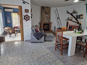 TV, fireplace