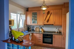 Een koelkast, een magnetron, een oven, een vaatwasser