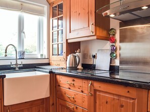 Dishwasher, highchair - 2 bedroom accommodation in Ferryside (Ferryside)