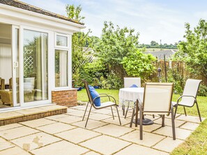 Outdoor dining - 2 bedroom accommodation in Ferryside (Ferryside)