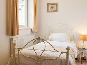 2 bedrooms, free WiFi, bed sheets - 2 bedroom accommodation in Ferryside (Ferryside)