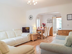 TV - 2 bedroom accommodation in Ferryside (Ferryside)