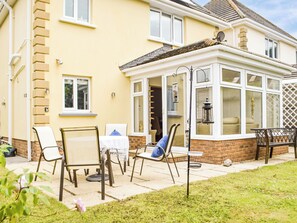 Outdoor dining - 2 bedroom accommodation in Ferryside (Ferryside)