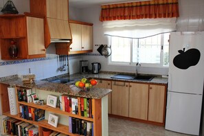 Een koelkast, een microgolfoven, een oven, een vaatwasser