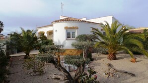 A white house with a tiled roof, surrounded by palm trees and cacti. - "La Siesta"@MARISOL: 330m to the beach, private pool, A/C, WiFi, dog beach. (Riumar)