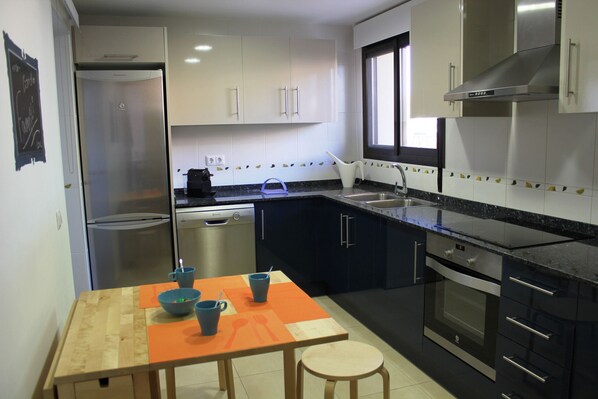 Een koelkast, een microgolfoven, een oven, een vaatwasser