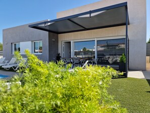 Outdoor dining - "Marc"@MARISOL: 550m to the beach, private pool, A/C, WiFi, dog beach. (Riumar)