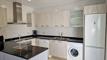 Een koelkast, een microgolfoven, een oven, een vaatwasser