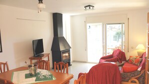 A living room with a fireplace, a dining table, and a sofa. - "Maria Luise"@MARISOL: 600m to the beach, private pool, A/C, WiFi, dog beach. (Riumar)
