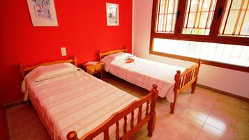 2 slaapkamers, een kluis op de kamer, gratis wifi, beddengoed