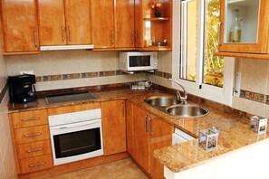 Een koelkast, een microgolfoven, een oven, een vaatwasser