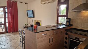 Réfrigérateur, micro-ondes, four, cafetiÚre/bouilloire