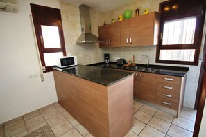 Fridge, microwave, oven, coffee/tea maker