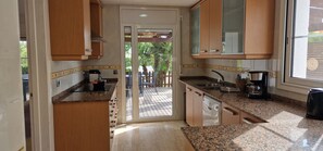 Een koelkast, een microgolfoven, een oven, een vaatwasser