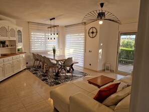 TV - "Primavera"@MARISOL: 50m to the beach, private pool, A/C, WiFi, dog beach (Riumar)