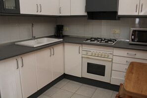 Een koelkast, een microgolfoven, een oven, een kookplaat