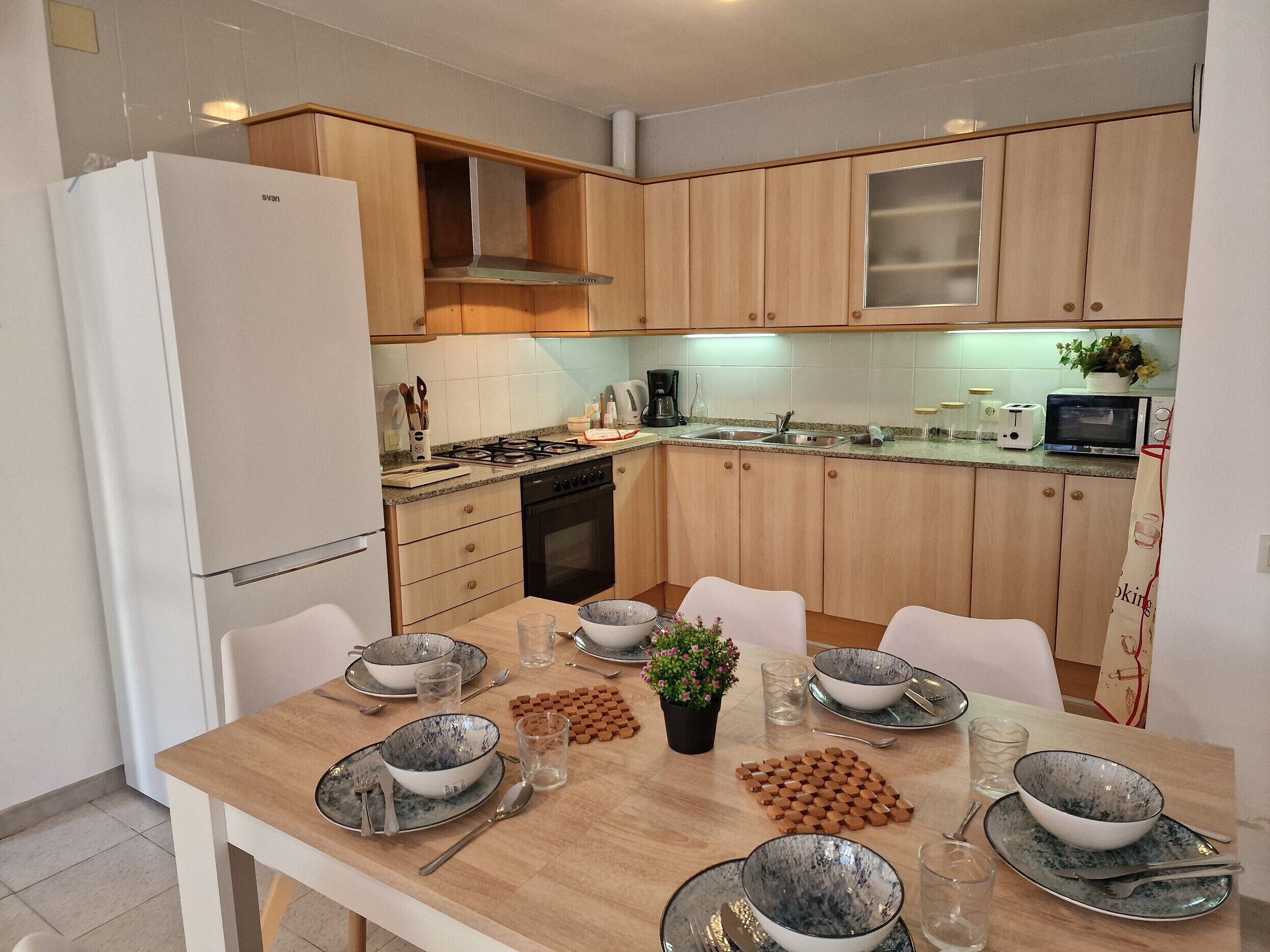 Een koelkast, een microgolfoven, een oven