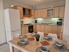 Een koelkast, een microgolfoven, een oven