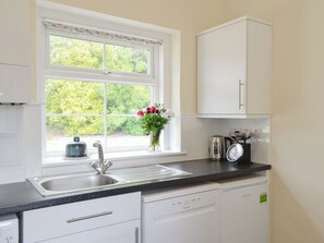 Lava-louças, cadeirão de bebê