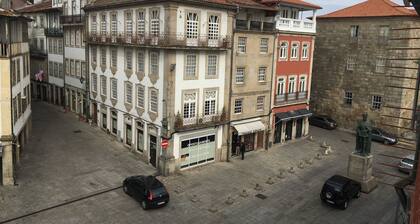 Apartamento na Praça Dom Duarte, 3º Andar com Varanda