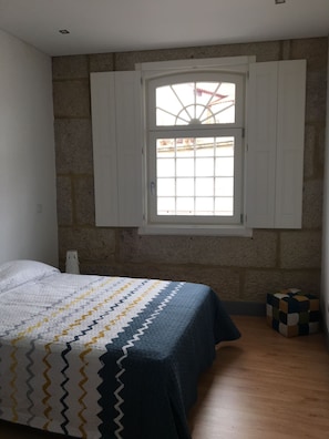 2 bedrooms, iron/ironing board, free WiFi, bed sheets - Apartamento na Praça Dom Duarte, 3º Andar com Varanda (Viseu)