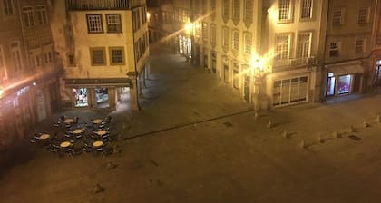 Apartamento na Praça Dom Duarte, 3º Andar com Varanda