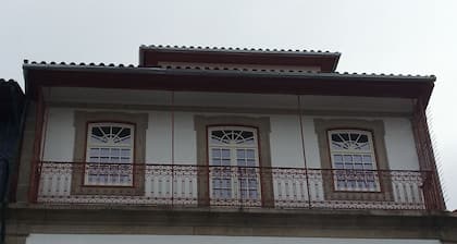 Apartamento na Praça Dom Duarte, 3º Andar com Varanda