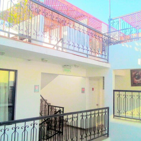 Un edificio de varios niveles con escaleras y balcones.
