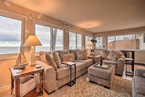 Smart TV, fireplace, books, stereo