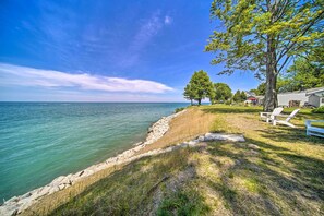 靠近海滩、沙滩椅、沙滩毛巾