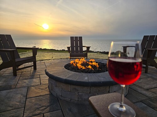 Luxurious 3-BR Lakefront Cottage on Lake Erie - Book Your Lakeside Retreat Today