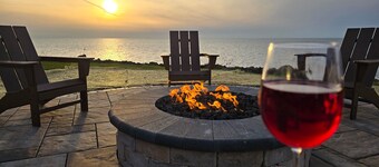 Luxurious 3-BR Lakefront Cottage on Lake Erie - Book Your Lakeside Retreat Today