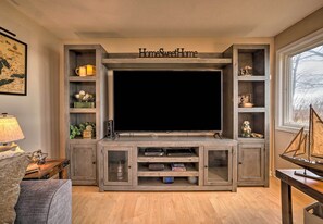 Smart TV, fireplace, books, stereo