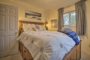 3 habitaciones, escritorio y tabla de planchar con plancha 