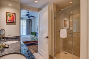 Regadera y amenidades de baño gratuitas