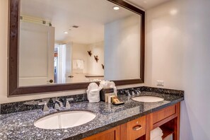 Dusche, kostenlose Toilettenartikel, Haartrockner, Handtücher