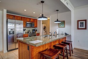 Microondas, horno, lavavajillas y cafetera y tetera