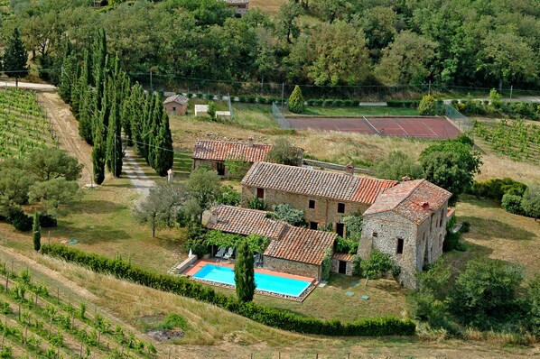 Exterior - Traumblick in die Toskana vom Landhaus mit Pool auf Hügel zw. Siena u. Florenz (Toscana)