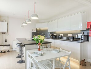 Oppvaskmaskin og høy barnestol