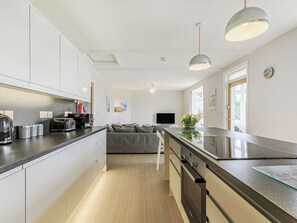 Oppvaskmaskin og høy barnestol